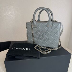 Grey top handle vanity handbag in pristine 10/10 condition!